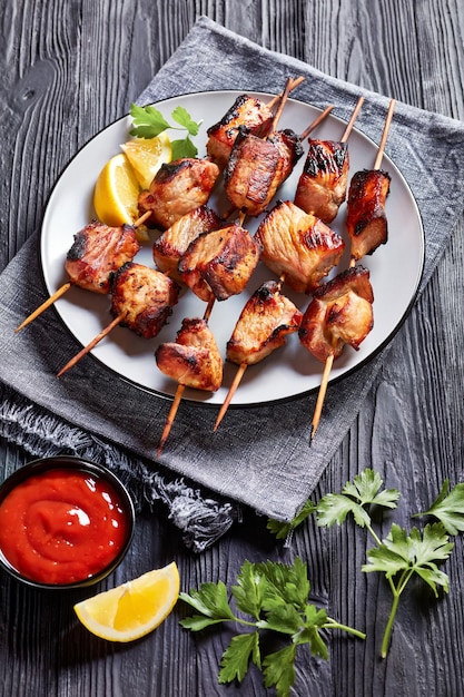 Brochettes de porc grillé juteux sur une assiette