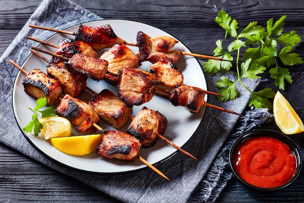 Brochettes de porc grillé juteux sur une assiette