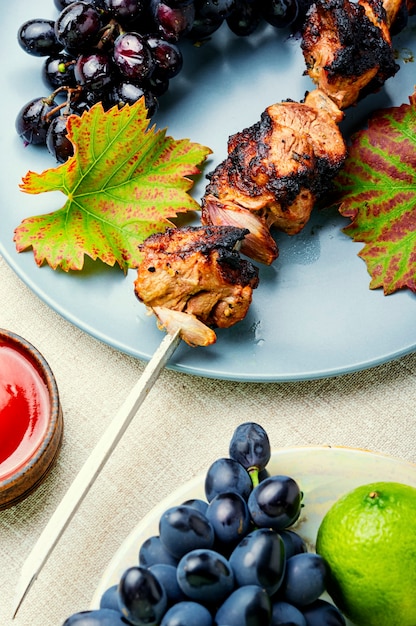 Brochettes de porc shish kebab.kebab de viande fraîche en marinade de raisin