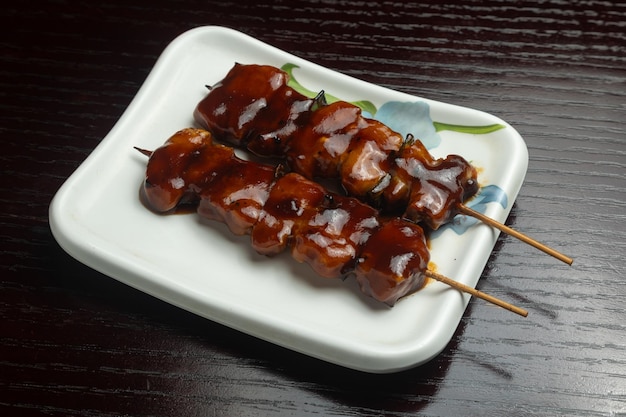 des brochettes de poulet dans de la sauce teriyaki