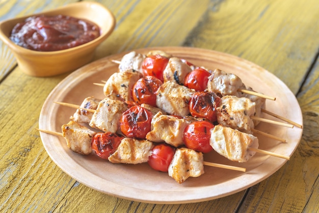 Brochettes de poulet grillé sur une assiette