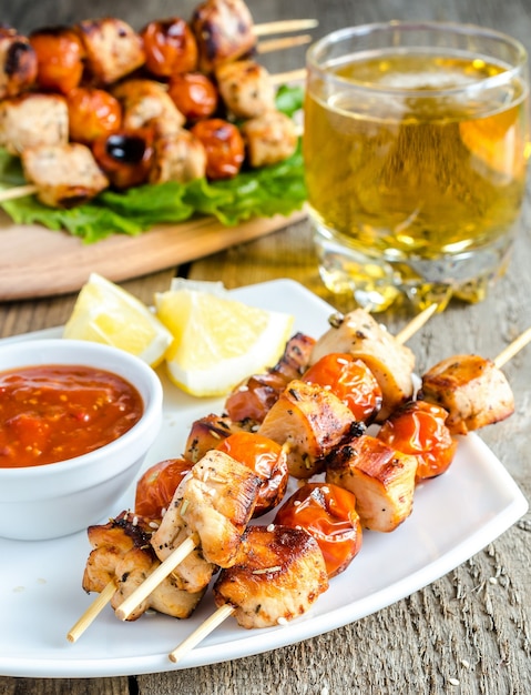 Brochettes de poulet grillé aux tomates cerises