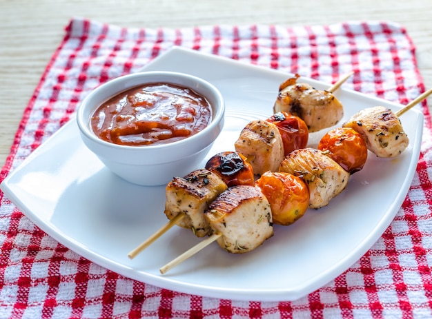 Brochettes de poulet grillées aux tomates cerises