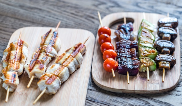 Brochettes de poulet et légumes grillés