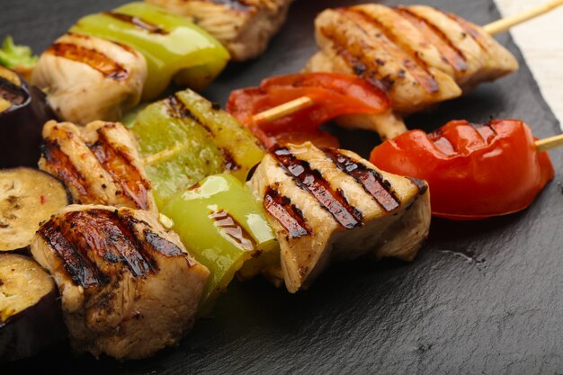 Brochettes de poulet et de légumes