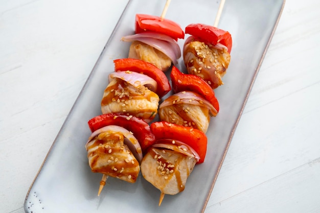 Brochettes de poulet à la sauce teriyaki, brochettes de poivron rouge et d'oignon