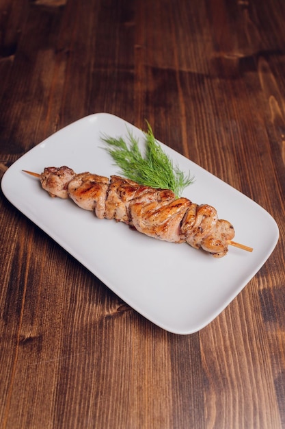 Brochettes de poulet sur la vue de dessus de fond en bois