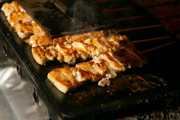 Des brochettes de poulet yakitori grillées dans un restaurant Izakaya dans la rue Omoide Yokocho dans le quartier de Shinjuku.