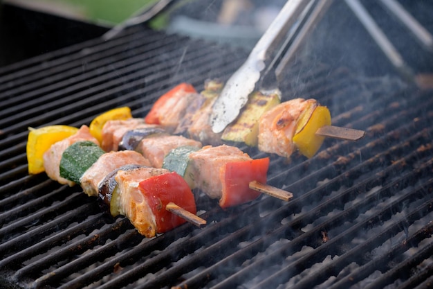 Brochettes de saumon et légumes grillés