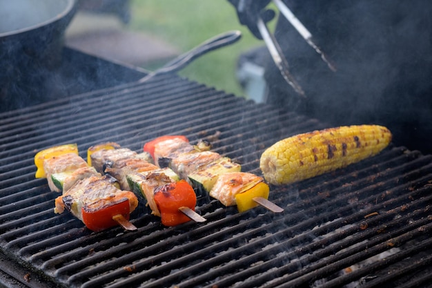 Brochettes de saumon et légumes grillés