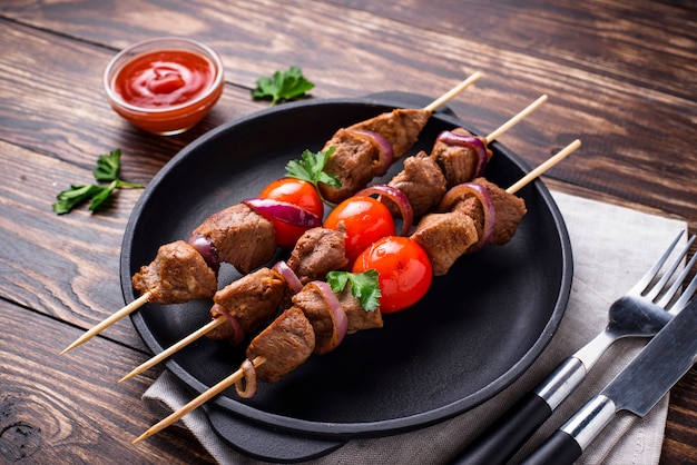 Brochettes de shish kebab grillées aux tomates