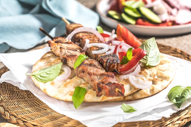 Brochettes de souvlaki de porc sur brochettes avec salade et tzatziki frais faits maison