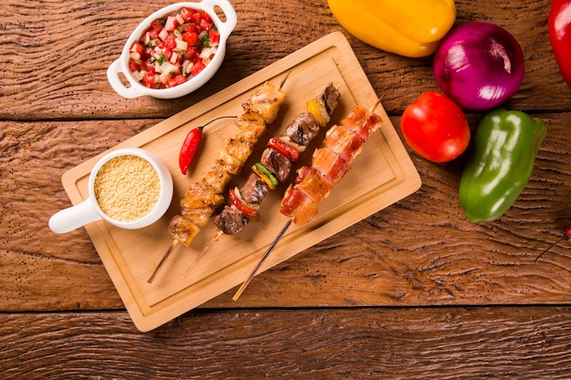 Brochettes de steak assorties sur une planche