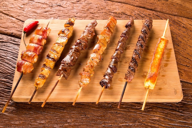 Brochettes de steak assorties sur une planche