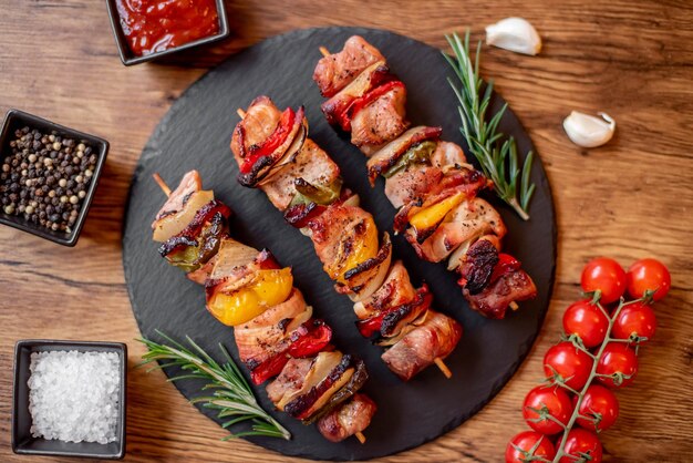 Brochettes de viande aux légumes grillés sur fond rustique