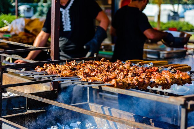 Brochettes de viande sur les braises. Cuisiner le chachlik