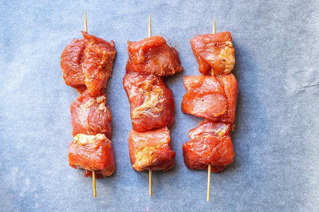 brochettes de viande crue marinade de porc