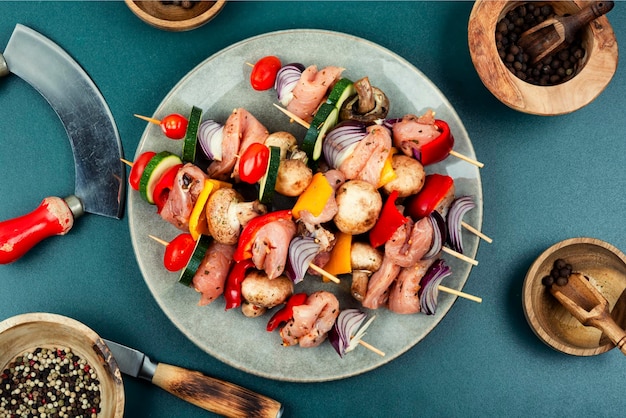 Brochettes de viande crue