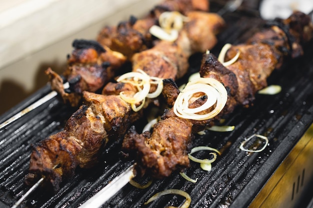 Brochettes de viande délicieuses et parfumées sur le gril