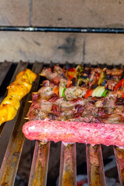 brochettes de viande sur un grill, moment de barbecue en famille