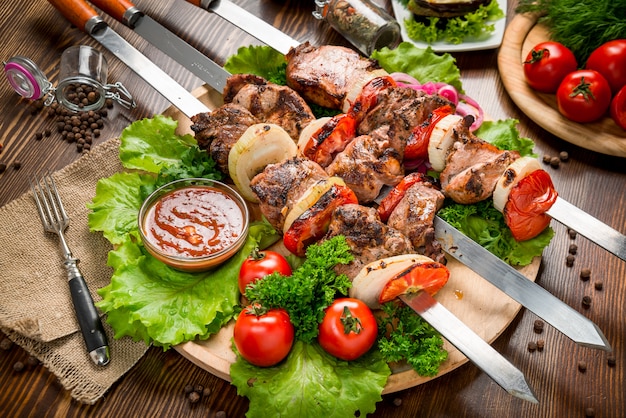 Brochettes de viande sur le grill, nourriture savoureuse et saine