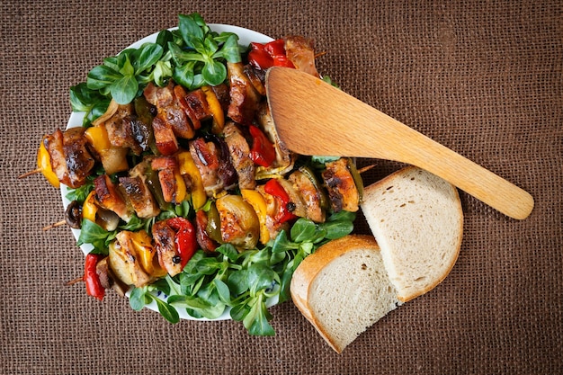 Brochettes de viande grillée avec légumes et pain