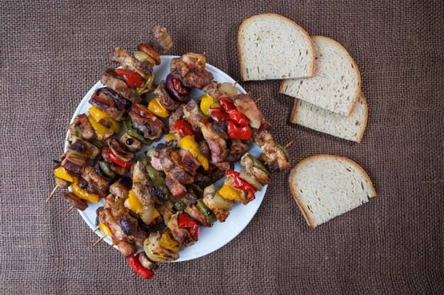 Brochettes de viande grillée avec légumes et pain