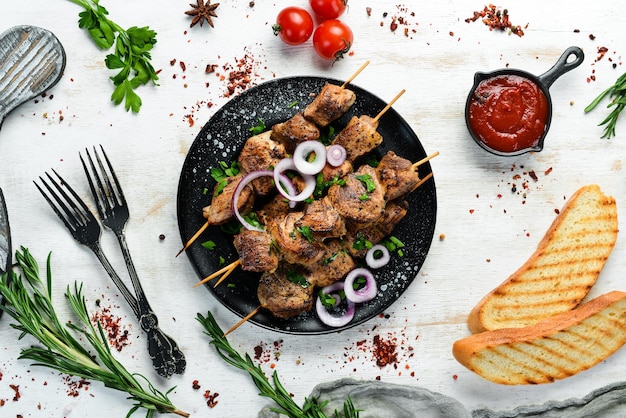 Brochettes de viande juteuses dans une assiette noire Kebab barbecue Vue de dessus Espace de copie gratuit