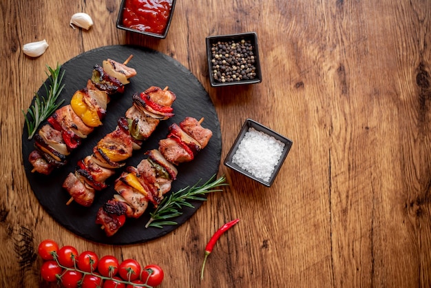 Brochettes de viande avec légumes grillés sur fond rustique avec espace de copie pour votre texte