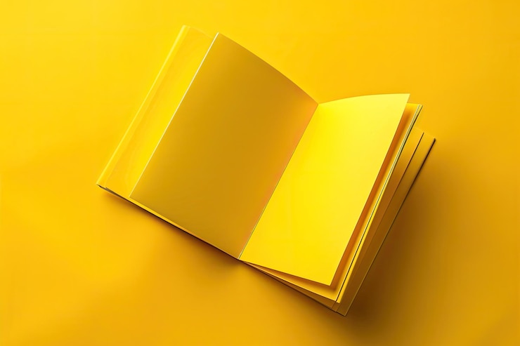 Photo brochure sur fond jaune