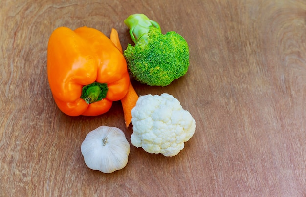 Brocoli, ail, poivrons rouges