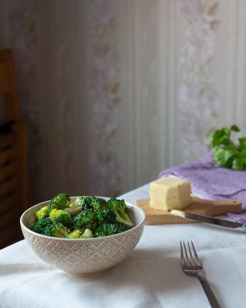 brocoli en assiette sur une table