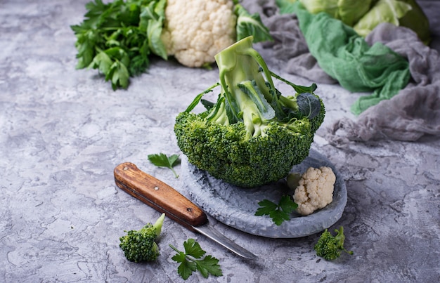 Brocoli au persil sur fond de béton