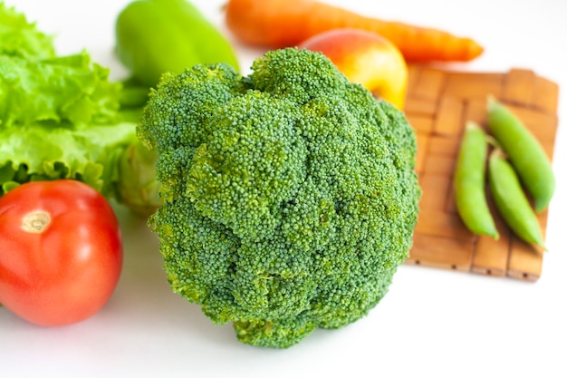 Brocoli et autres légumes et fruits sains sur la table