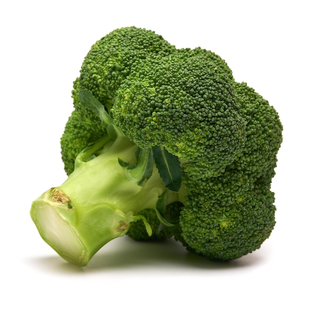 Brocoli bio naturel frais isolé sur fond blanc