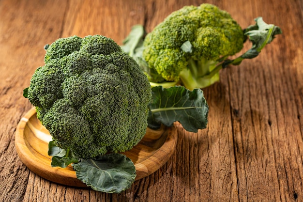 Brocoli bio vert sur la table