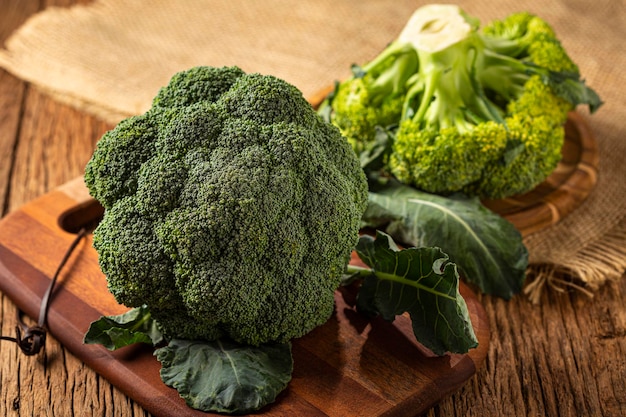 Brocoli bio vert sur la table