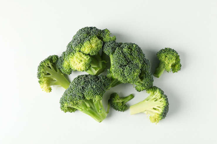 Photo brocoli sur blanc, vue de dessus. légume frais