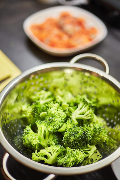 Brocoli bouilli dans une passoire en métal libre