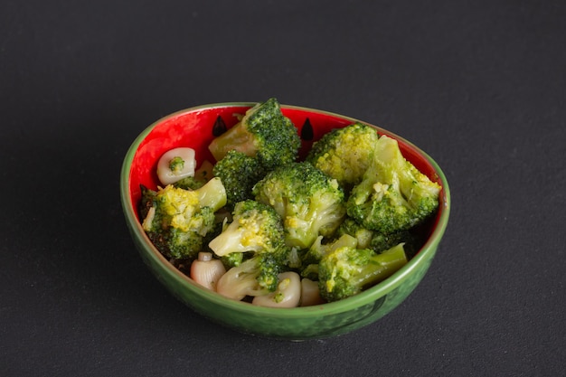 Brocoli bouilli avec plat végétarien d'huile d'olive, morceaux de chou vert dans un bol sur la table