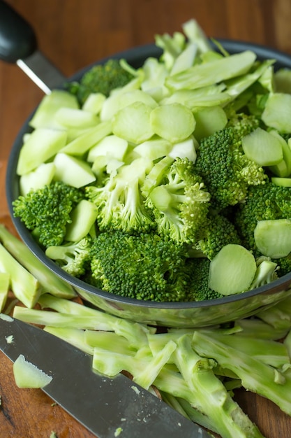 Brocoli.Brocoli frais sur la table en bois