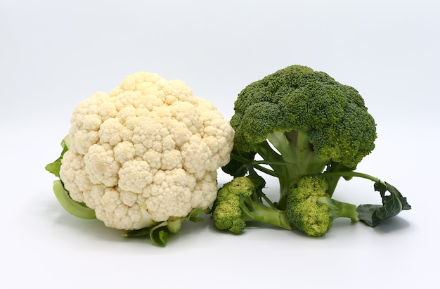 Brocoli et chou-fleur crus sur fond clair. Fermer.