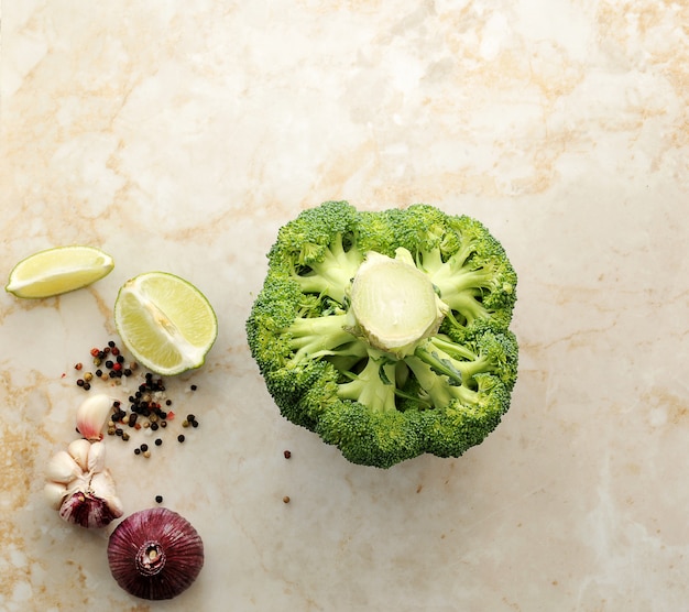 Brocoli, citron vert, ail et épices sur une table en marbre