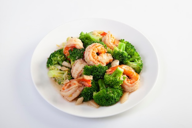 Brocoli et crevettes sautés sur fond blanc