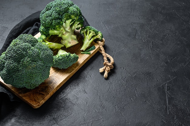 Brocoli cru dans un bol en bois. Vue de dessus