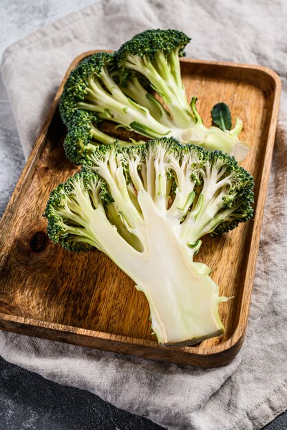 Brocoli cru en deux dans un bol en bois.