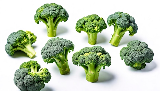 brocoli cru sur fond blanc