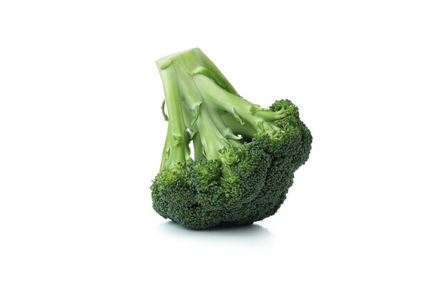 Brocoli cru frais isolé sur blanc