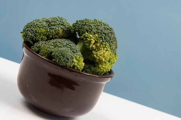 Brocoli cru frais en pot isolé