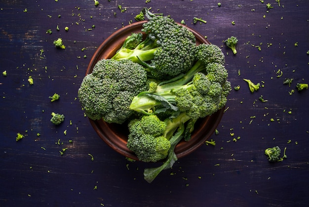 Brocoli cru frais sur une table en bois, vue de dessus, espace copie